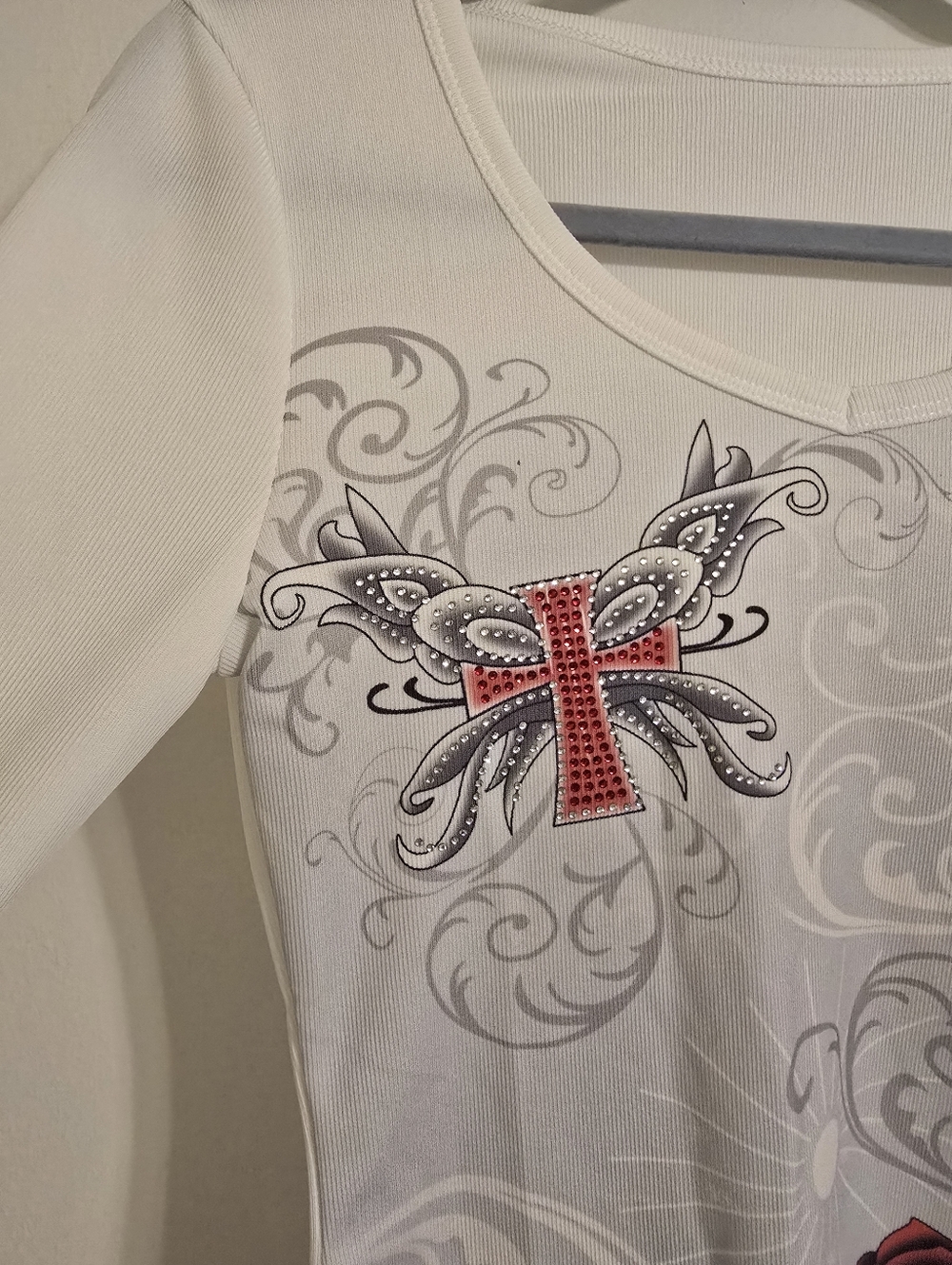 NEW Women's White Long-Sleeve Graphic Tee with Red Rose & Cross Size Small - Picture 9 of 14